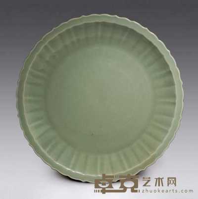 EARLY MING DYNASTY， 15TH CENTURY A VERY LARGE AND RARE LONGQUAN CELADON BRACKET-LOBE RIMMED DISH 